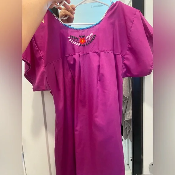 Embroidered Purple dress
Size small - Picture 3 of 4